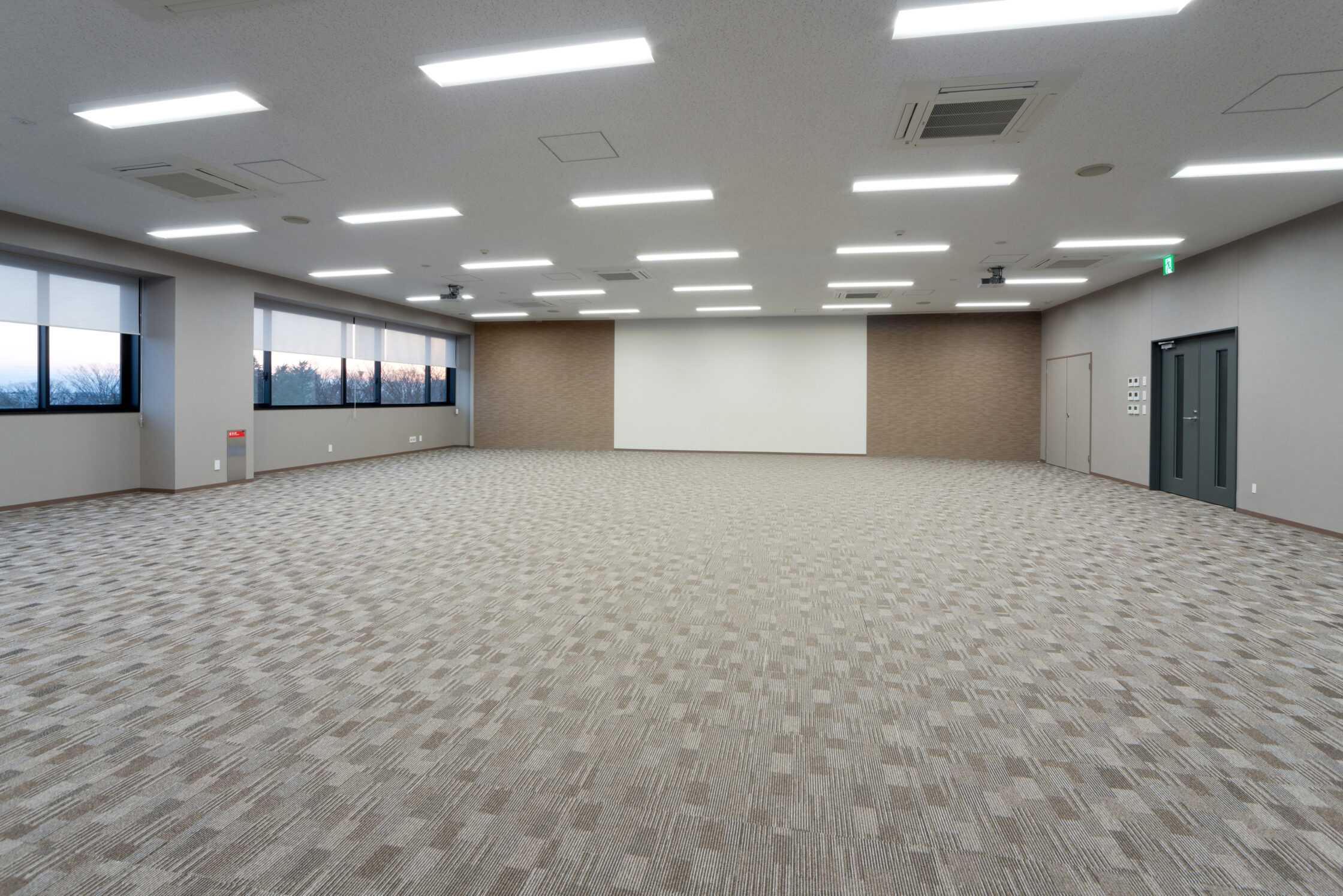 グンエイ　社屋